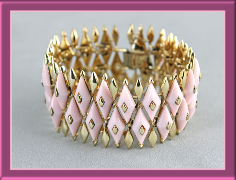 Coro-Corocraft-Pegasus-Pink-Lucite-Bracelet.jpg