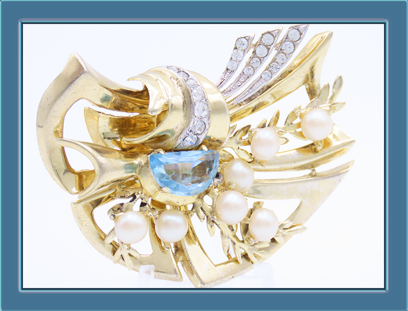 DeRosa Vermeil Fur Clip with brilliant glass crystal of aquamarine and pavé rhinestones