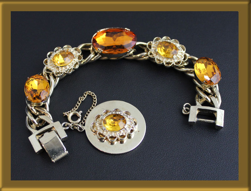Kafin-Newyork-link-Bracelet-Shades-of-Amber-Adorned-with-Charm