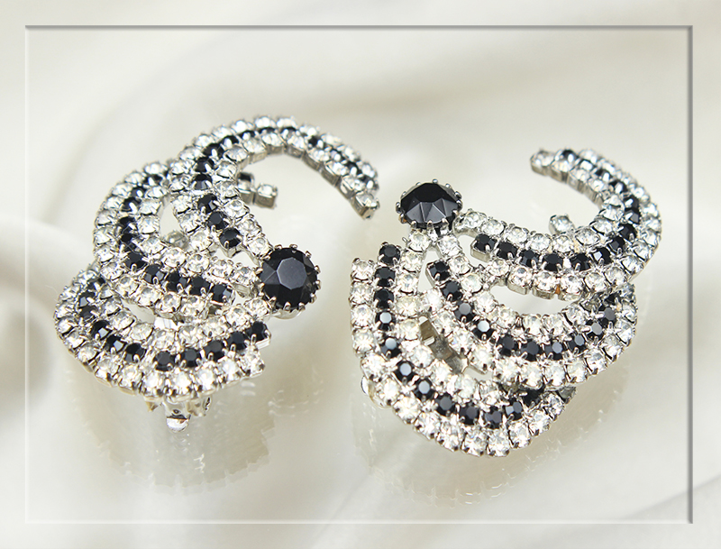 huge-black-and-clear-rhinestone-curved-shooting-star-earrings